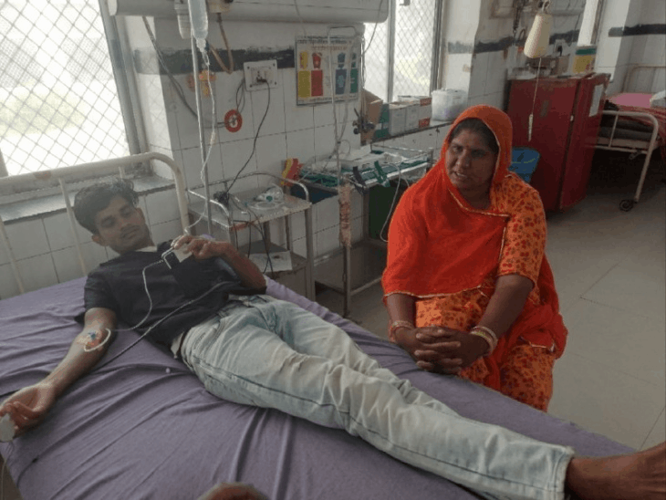 सांप ने काटा तो लाठी से मार डाला:खेत में काम करते समय डसा, अस्पताल में इलाज जारी