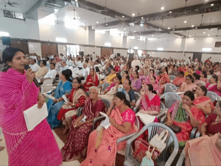 आंखें बंद कर साध्वी ने शब्द रिकॉल किए:हॉल में बैठे लोगों के शब्दों को दोहराया, ध्यान कर सटीक उत्तर दिए