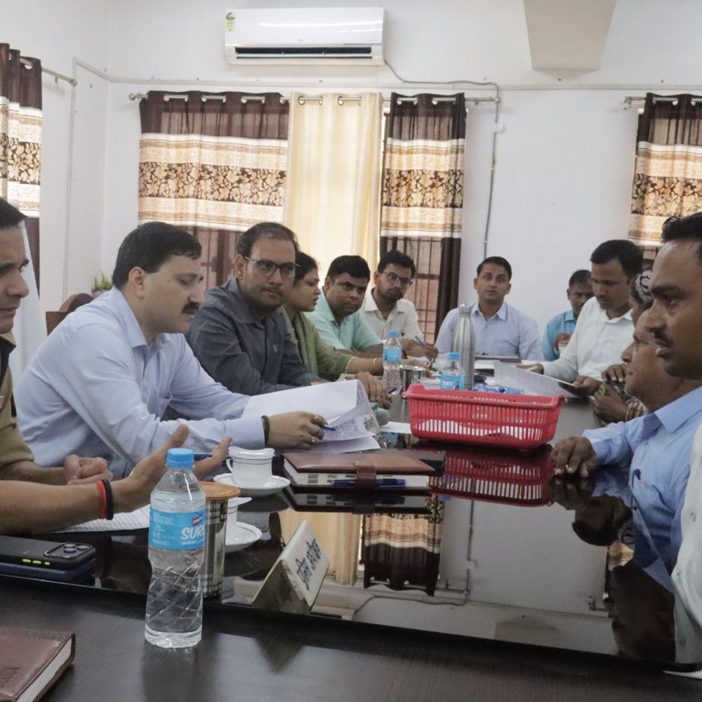 समाधान दिवस में गैरहाजिर 4 अधिकारियों को नोटिस:हरदोई में DM-SP ने सुनीं फरियादियों की समस्याएं, मांगा स्पष्टीकरण