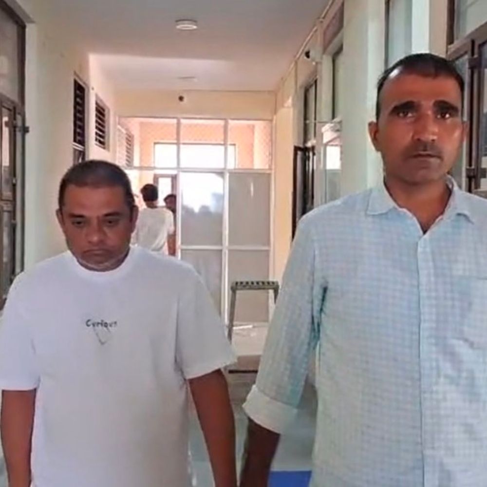 फर्जी शेयर ट्रेडिंग से 43.90 लाख की ठगी:व्हाट्सएप ग्रुप में जोड़कर ठगा, आरोपी गुजरात से गिरफ्तार