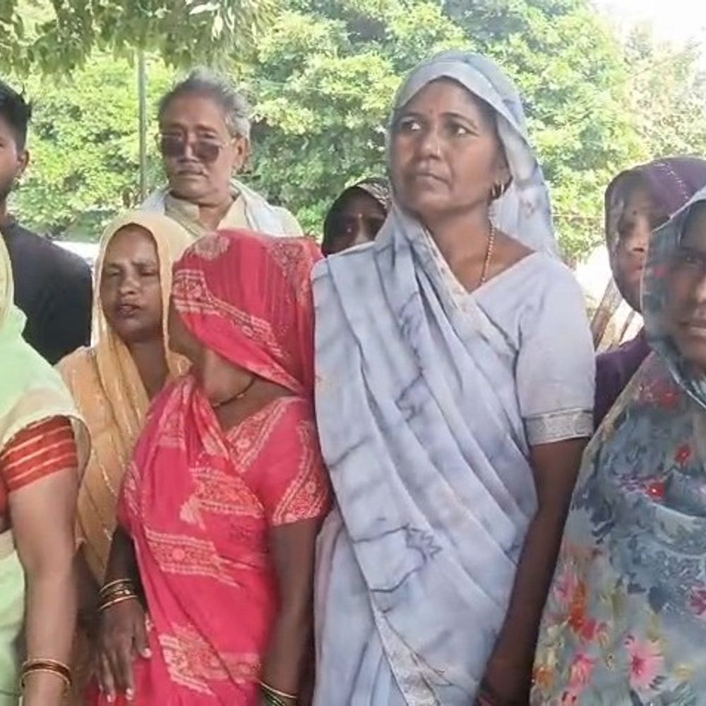 आवास योजना में रिश्वत मांगने का आरोप, नाम काटे गए:इटावा में आवास योजना की सूची से नाम काटने का आरोप, दर्जनों महिलाएं डीएम के पास पहुंचीं