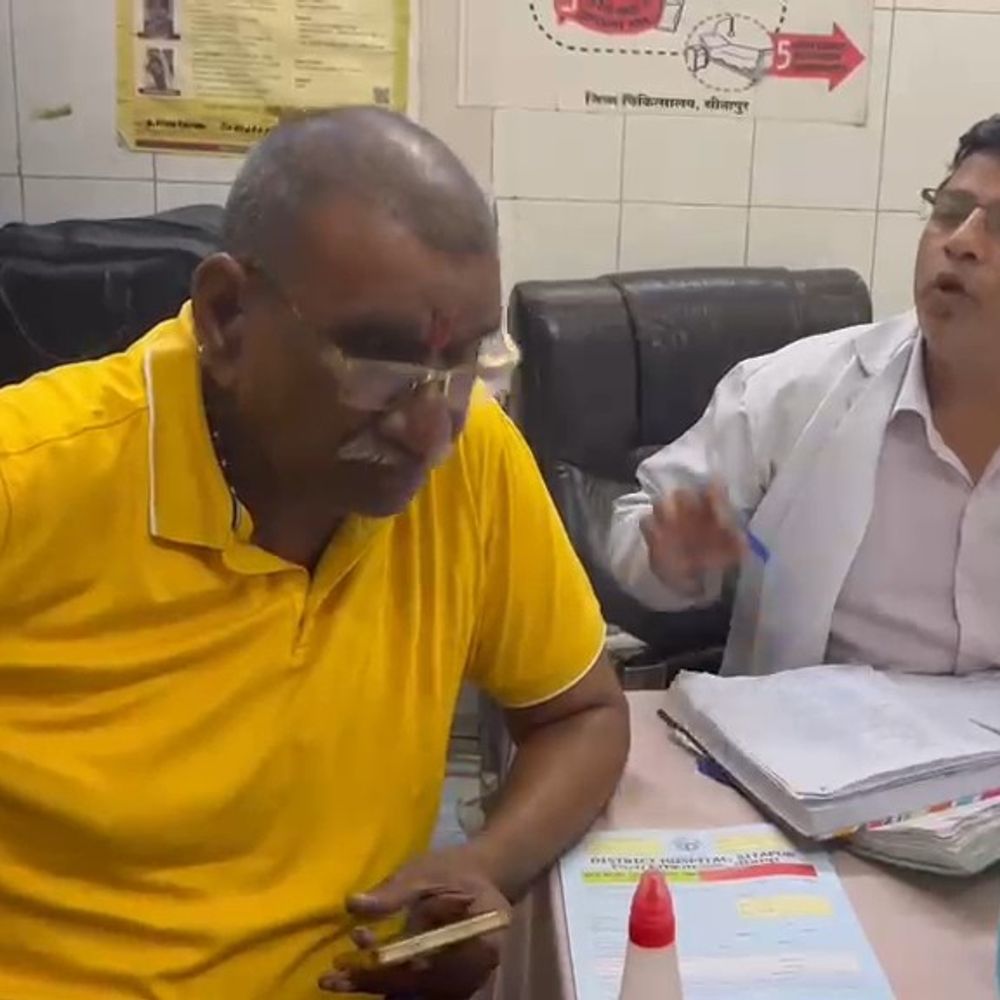CMS को जिला अस्पताल के डॉक्टरों पर भरोसा नहीं:सीतापुर में कारागार राज्यमंत्री सुरेश राही ने अव्यवस्था पर जताई नाराजगी, शिकायत पर पहुंचे थे