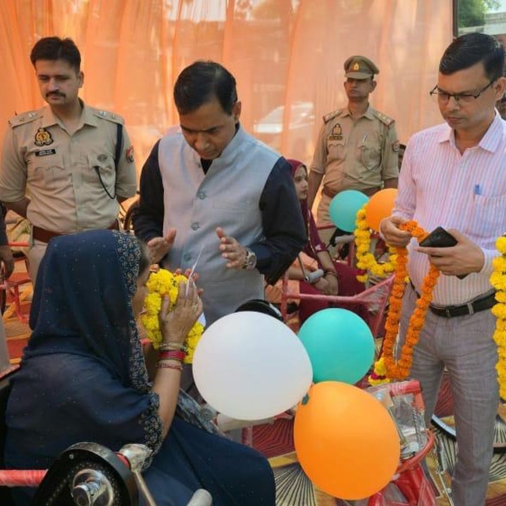 दिव्यांगजनों को बांटे सहायक उपकरण, 55 लाभार्थियों को मिले प्रमाण-पत्र:औरैया में डीएम-एसपी ने 45 ट्राईसाइकिल समेत अन्य उपकरण किए वितरित