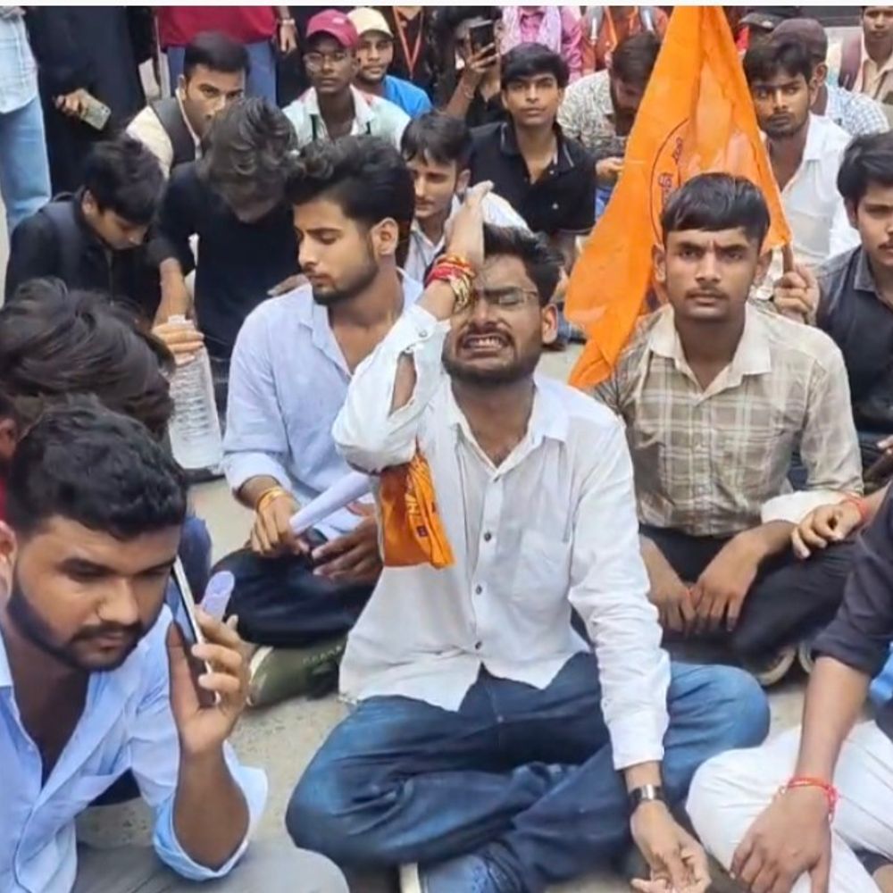 कुलपति के आने की सूचना पर ABVP छात्रों हंगामा:समस्याओं को लेकर कॉलेज गेट पर जुटे, कुलपति का वाहन लौटा
