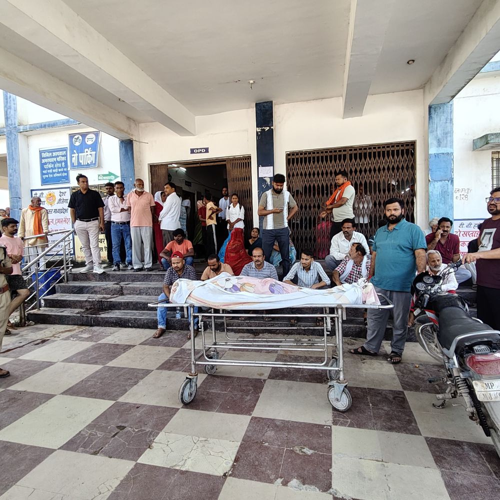 अस्पताल में मरीज की मौत, डॉक्टर-गार्ड से मारपीट:मैहर में परिजन ने कहा- डॉक्टर नहीं आए, गार्ड लगाता रहा ऑक्सीजन