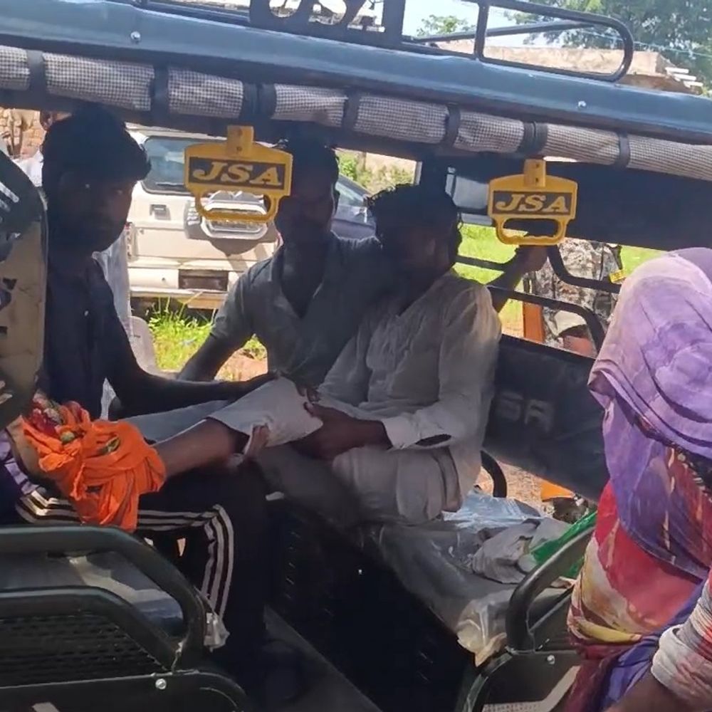 बोलेरो की टक्कर से ई-रिक्शा उछलकर सड़क से दूर गिरा:मऊगंज में घायल के पैर से बह रहा था खून, ड्राइवर छोड़कर भागा