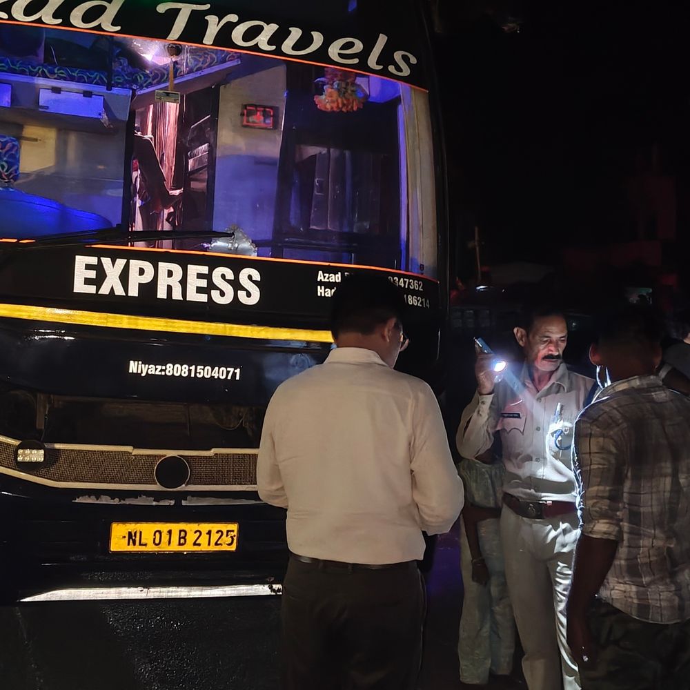 परिवहन विभाग ने दो स्लीपर बसों का चालान किया:यात्रियों की सुरक्षा के लिए विशेष चेकिंग, आगे भी जारी रहेगा अभियान