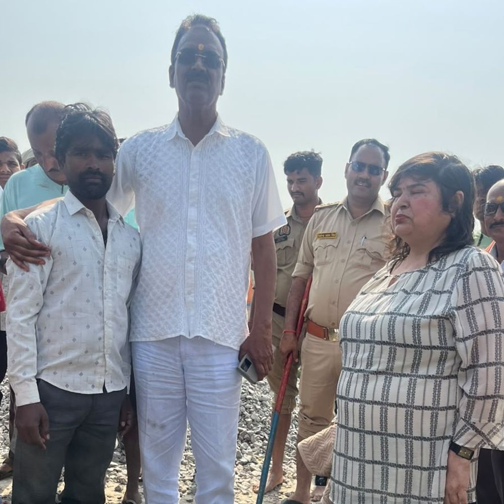 छोहा नदी में बही बोलेरो से 5 बच्चों को बचाया:लखीमपुर-खीरी में रामू कश्यप और छात्र प्रशांत ने दिखाई बहादुरी, विधायक व प्रधान ने किया सम्मानित