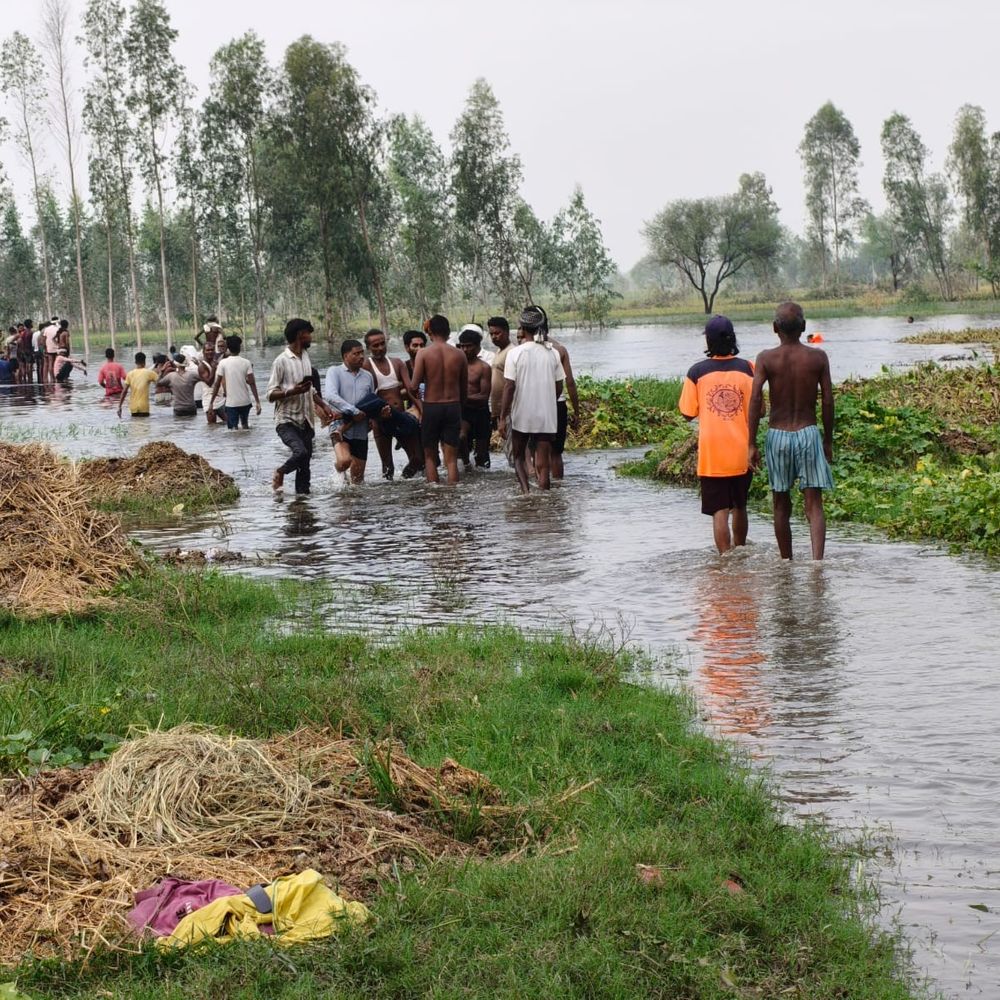 बाढ़ के पानी में डूबे पिता-पुत्र समेत 3 लोग:सीतापुर में एक का शव मिला, गोताखोरों ने शुरू की तलाश
