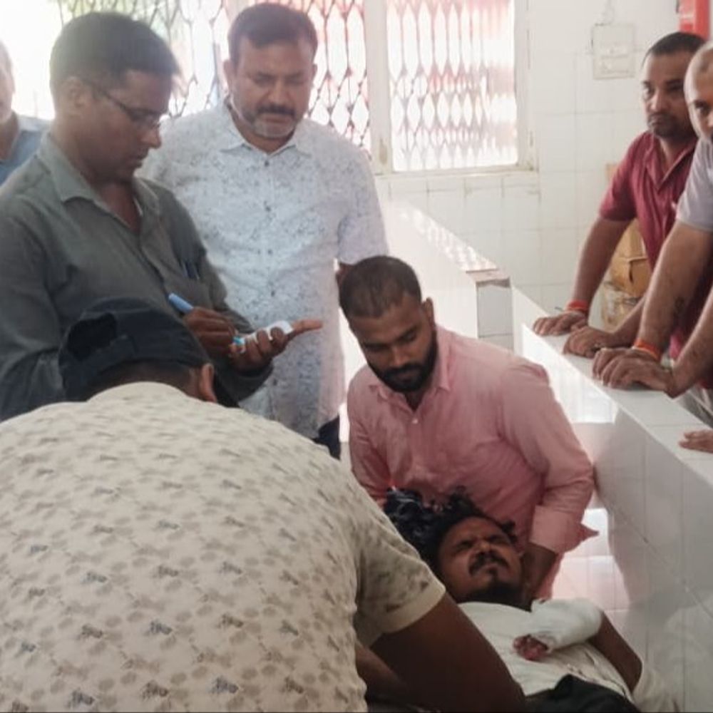 थाने से 500 मीटर दूर युवक को गोली मारी:हाथ-पैर में लगी गोली, आजमगढ़ में बाइक सवार बदमाशों ने दिनदहाड़े किया हमला