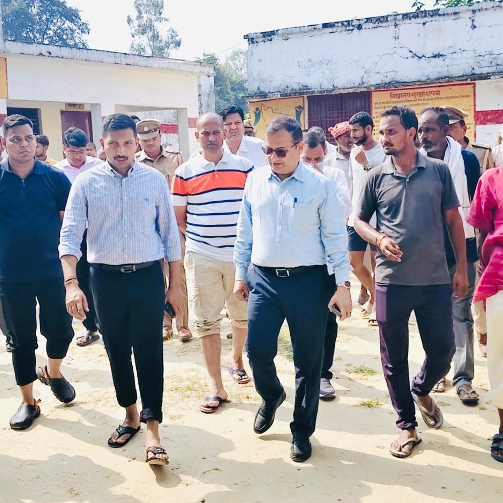 गोमती बढ़ी, बीकेटी में डीएम ने नाव से जायजा लिया:30 से ज्यादा नावें राहत-बचाव में लगाईं, 4 राहत शिविर बनाए गए, प्रभावित परिवारों को भोजन और राहत किट देने की तैयारी