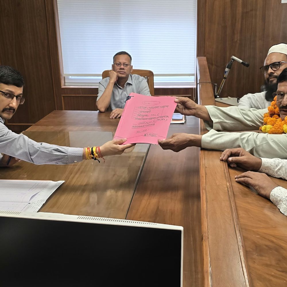 लखनऊ खंड शिक्षक-स्नातक सीट पर तीन नामांकन दाखिल:चौथे दिन शिक्षक सीट पर दो और स्नातक सीट पर एक प्रत्याशी ने भरा पर्चा, तीन नामांकन पत्रों का हुआ वितरण