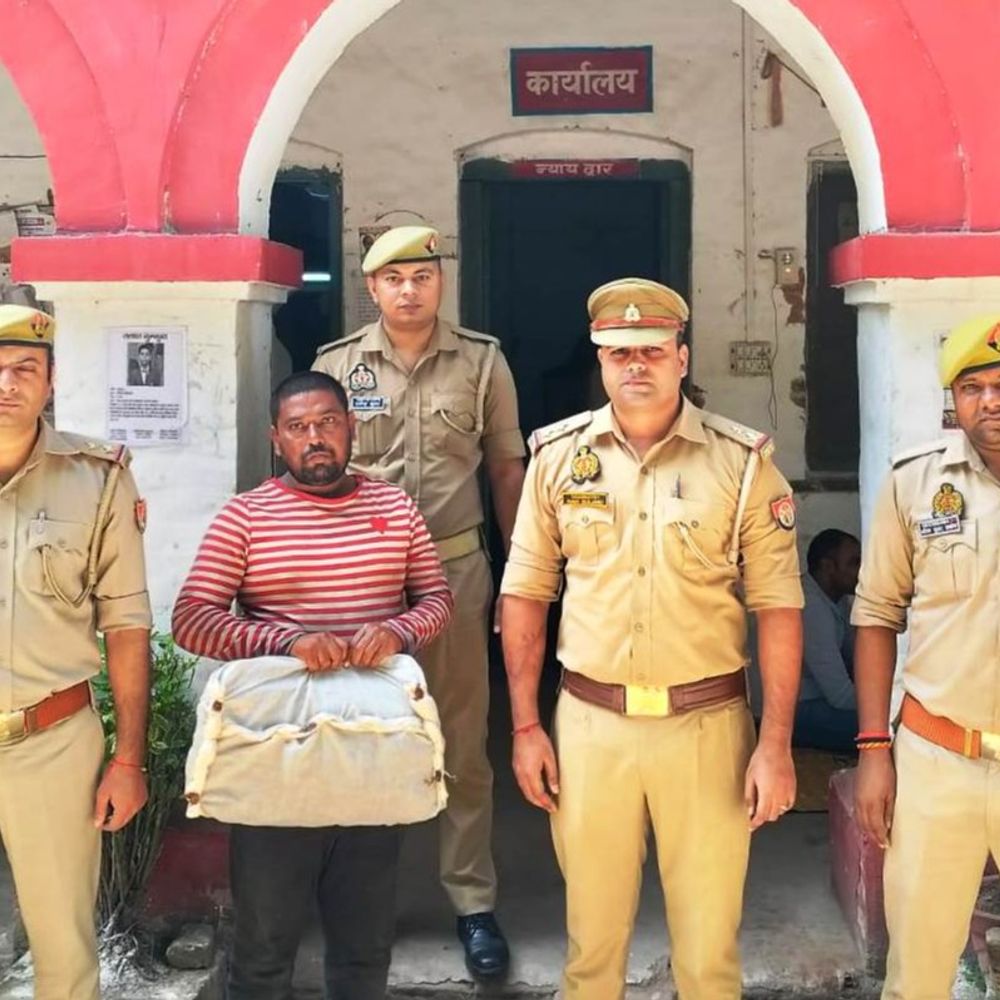 झांसी GRP ने शातिर चोर पकड़ा:यात्री से चुराए बैग में निकला लैपटॉप, चार्जर और घरेलू सामान