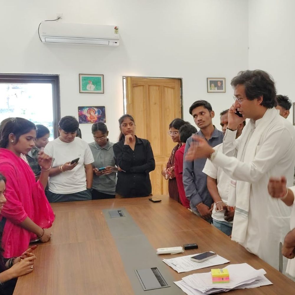 राघौगढ़ के विद्यार्थियों की पढ़ाई पर संकट:गुना में 900 छात्रों को पढ़ाने वाली प्रोफेसर का 4 छात्रों वाले कॉलेज में अटैचमेंट