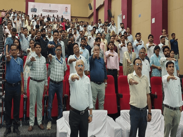 दौसा में रोजगार उत्सव, 155-नवनियुक्त कार्मिकों को मिले नियुक्ति किट:सीएम बोले-प्रदेश के विकास में भागीदारी निभाए, नशा मुक्ति की शपथ दिलाई