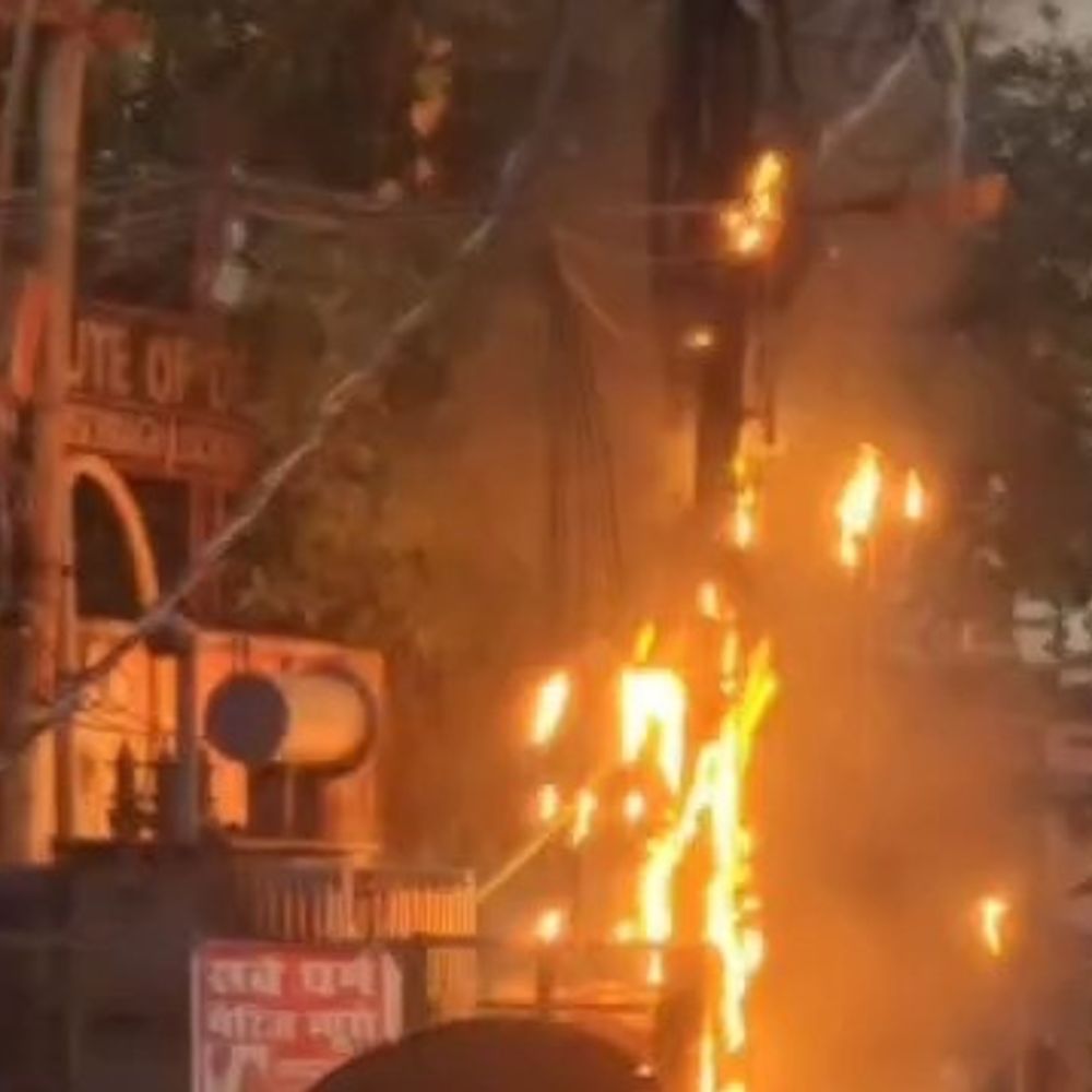 लखनऊ में बिजली संकट इटौंजा उपकेंद्र का घेराव:बंथरा में 4 घंटे बिजली गुल रही, घरों में पानी का संकट, कैसरबाग में खंभे में लगी आग