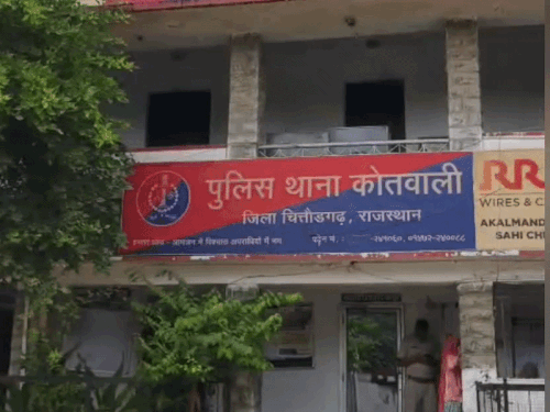 सरकारी कर्मचारी को ब्लैकमेल कर महिला ने 12.50 लाख ऐंठे:फोटो-वीडियो सोशल मीडिया पर डालने की धमकी दी; कैंटीन में हुई थी मुलाकात