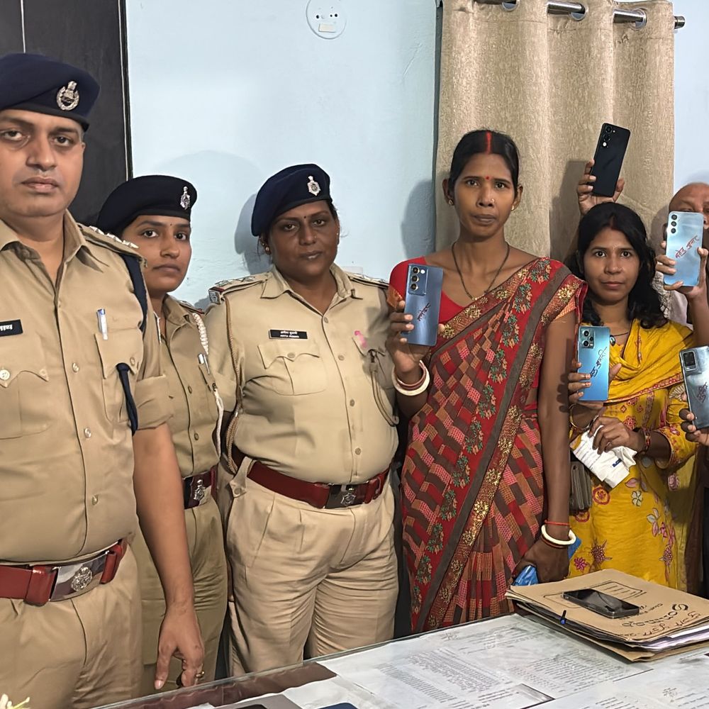 नालंदा में 'ऑपरेशन मुस्कान' का असर:डीएसपी ने सौंपे बरामद मोबाइल, थानों में संवेदनशील सुनवाई के लिए हेल्प डेस्क