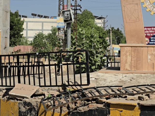 नागौर के बासनी चौराहे पर रेलिंग टूटी:सड़क पर पड़ा मलबा, लोगों ने समाधान की मांग उठाई