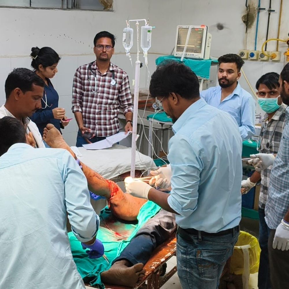 झालावाड़ में बाइक सवार युवकों को ट्रक ने मारी टक्कर:एक गंभीर घायल, दूसरे को प्राथमिक उपचार के बाद छुट्टी मिली
