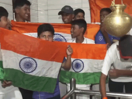 भारत-पाकिस्तान टी20 फाइनल से पहले काशी में गूंजे मंत्र:टीम इंडिया की जीत के लिए मंदिरों में अनुष्ठान, हनुमान चालीसा का हुआ पाठ