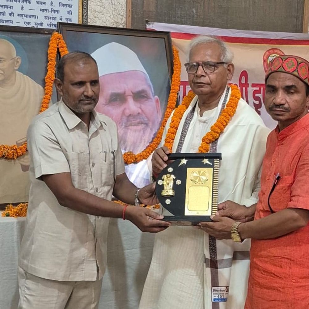 गोरखपुर में विचार गोष्ठी:अष्टभुजा शुक्ल बोले- बापू ने बिना हथियार के कई सूरमाओं को पराजित किया