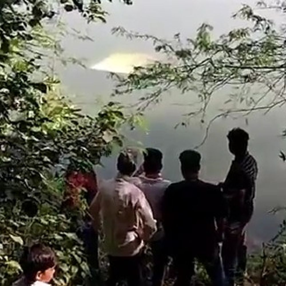 सिंगरौली में 40 फीट नीचे नदी में गिरी बोलेरो:चालक समेत 5 लोग थे सवार; पुलिस ने रेस्क्यू कर सभी को बचाया