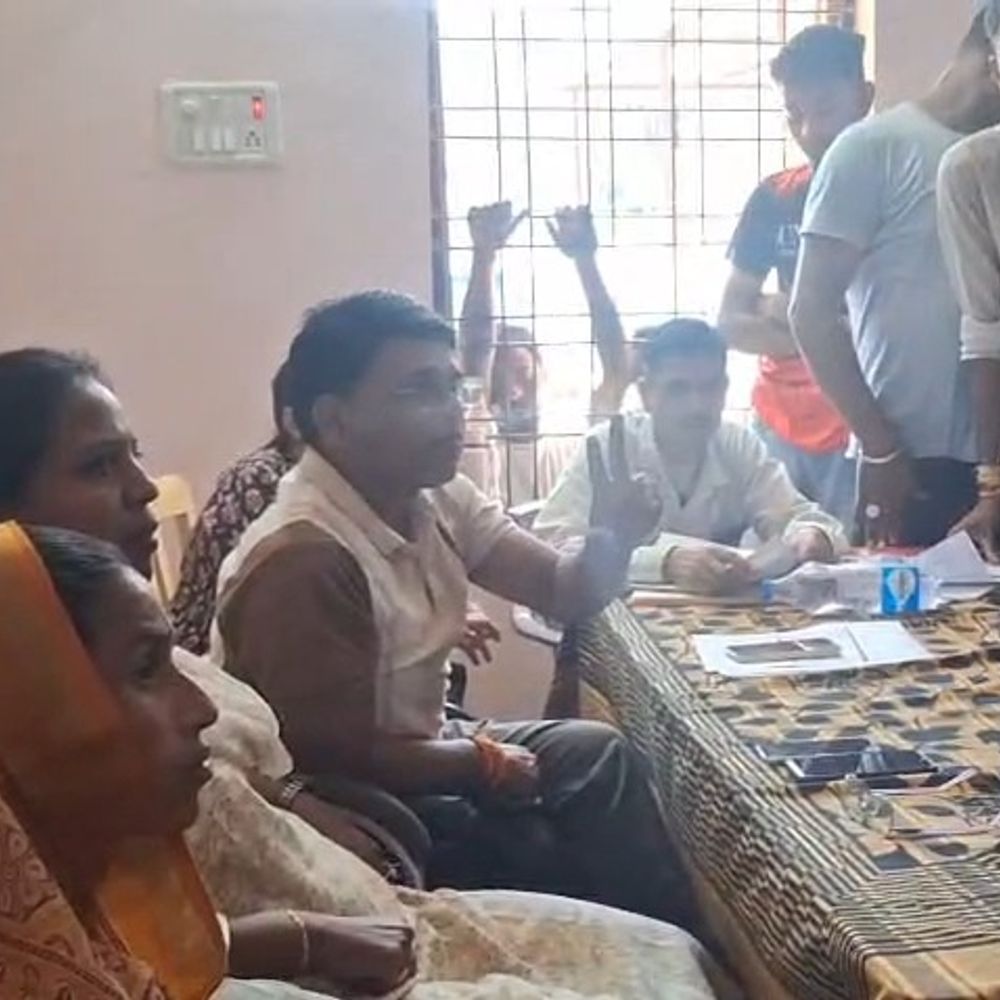 11 महीने से स्व-सहायता समूहों को नहीं मिली राशि:ग्रामीणों ने सीईओ से की शिकायत; बोले-KYC अधूरी तो खातों में 20-50 रुपए कैसे आया