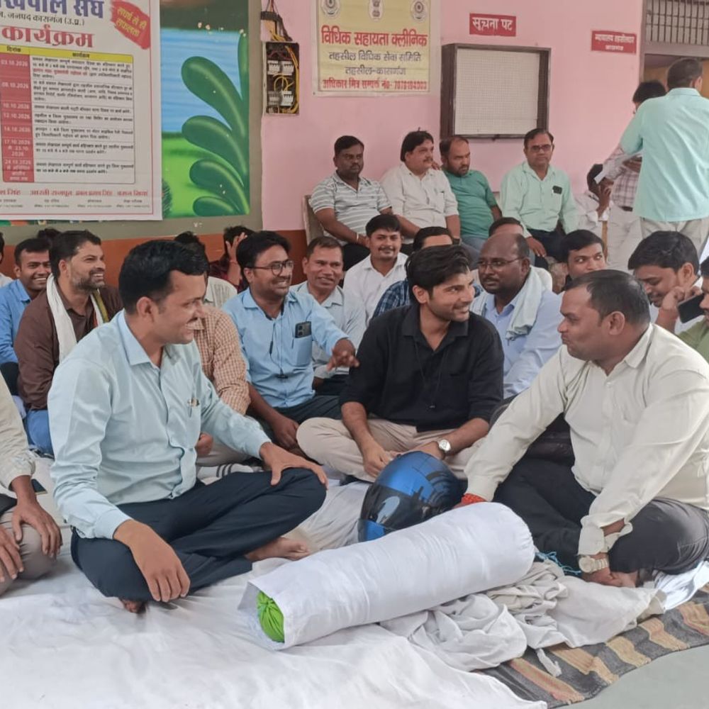 कासगंज में लेखपालों का 8 सूत्रीय मांगों को लेकर धरना:अंतरमंडलीय तबादले और पदोन्नति सूची जारी करने की मांग, भत्ते नहीं बढ़ने पर नाराजगी