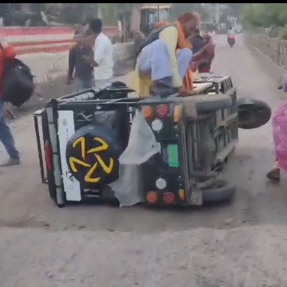 टीकमगढ़ में गंजी खाना ग्राउंड के पास ई-रिक्शा फिर पलटा:बार-बार हादसों के बाद भी मरम्मत नहीं, सड़क पर बने गड्ढे