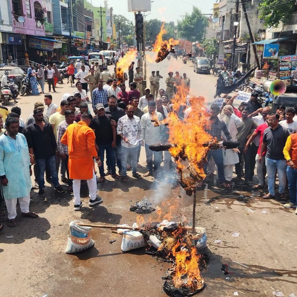 अंडरब्रिज: छह वार्डों के गुस्साए लोगों ने चक्काजाम कर पार्षदों का पुतला फूंका