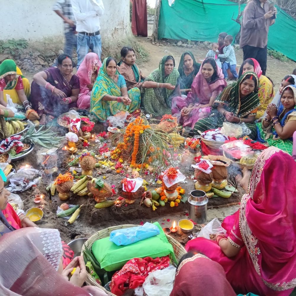 सोनभद्र में निर्जला व्रतरख माताओं ने मांगी पुत्रों की दीर्घायु:महिलाओं ने घरों और मंदिरों में विधि-विधान से पूजन-अर्चन किया