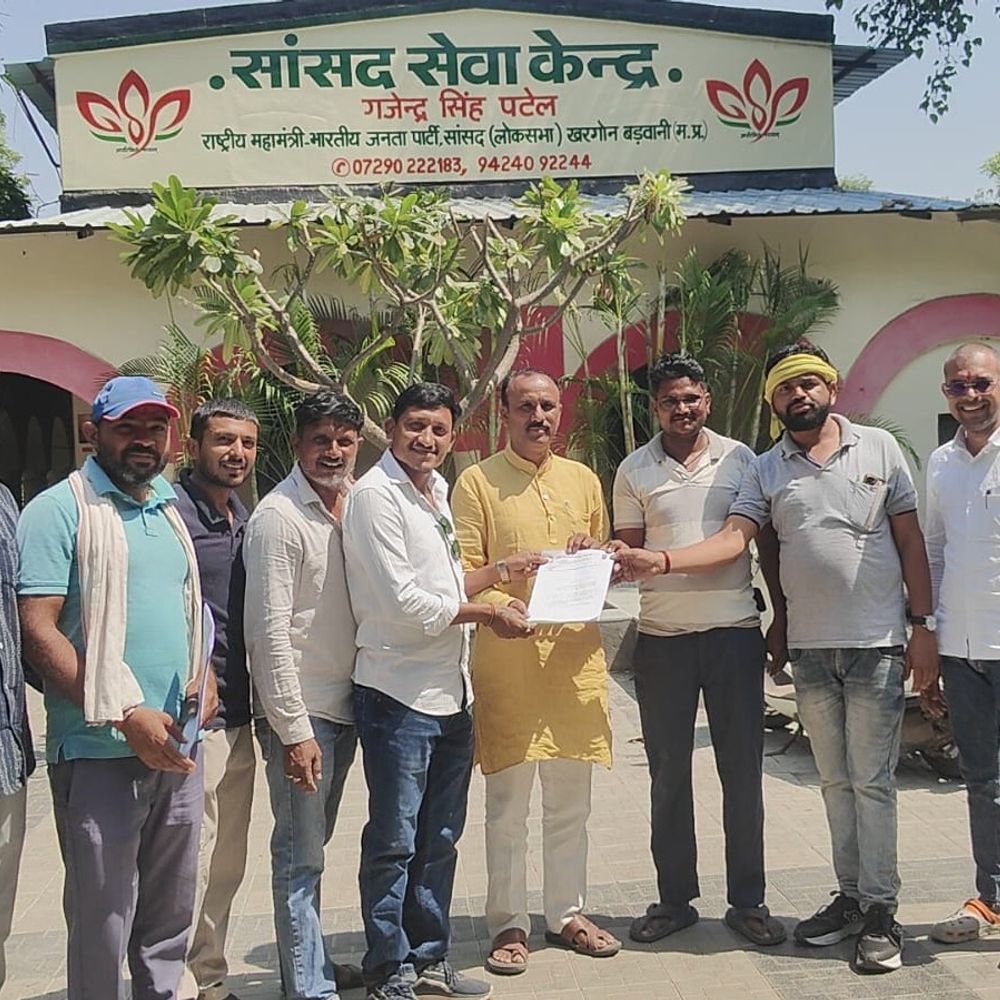 किसानों ने सांसद सेवा केंद्र पहुंचकर सौंपा ज्ञापन:भारतीय कपास निगम से बड़वानी में जल्द कपास खरीदी शुरू करने की मांग