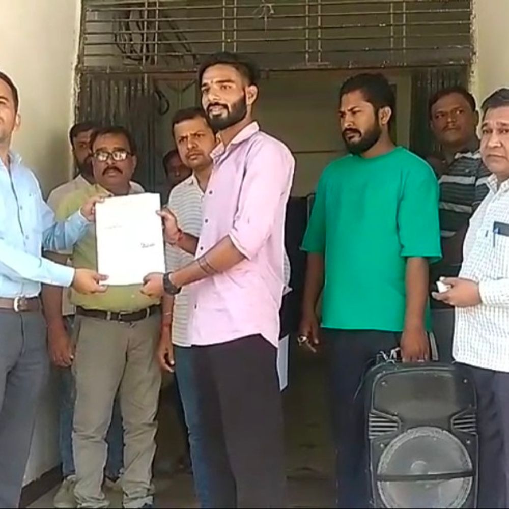 सुल्तानिया में विकास खटक ने सरपंच उपचुनाव जीता:493 वोट से जीत दर्ज की; तहसीलदार ने प्रमाण पत्र सौंपा