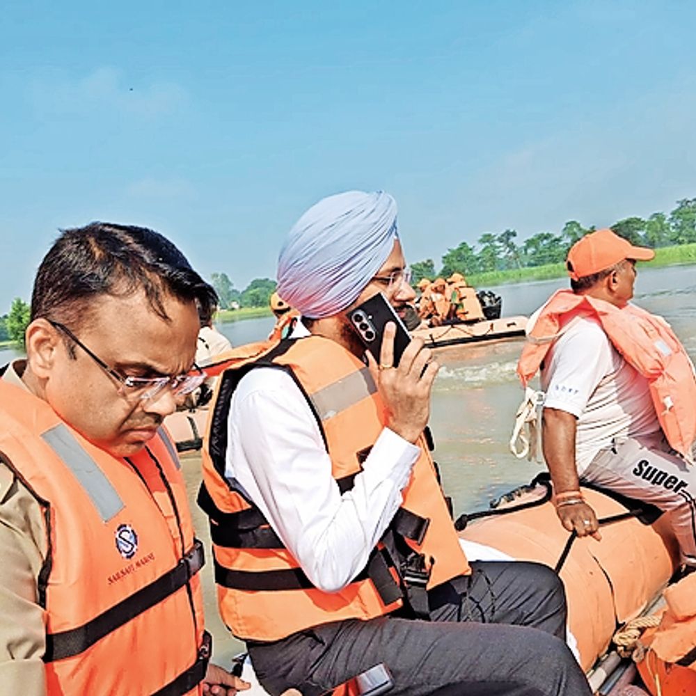 डीएम व एसएसपी ने जिले में विभिन्न बाढ़ प्रभावित इलाकों का लिया जायजा