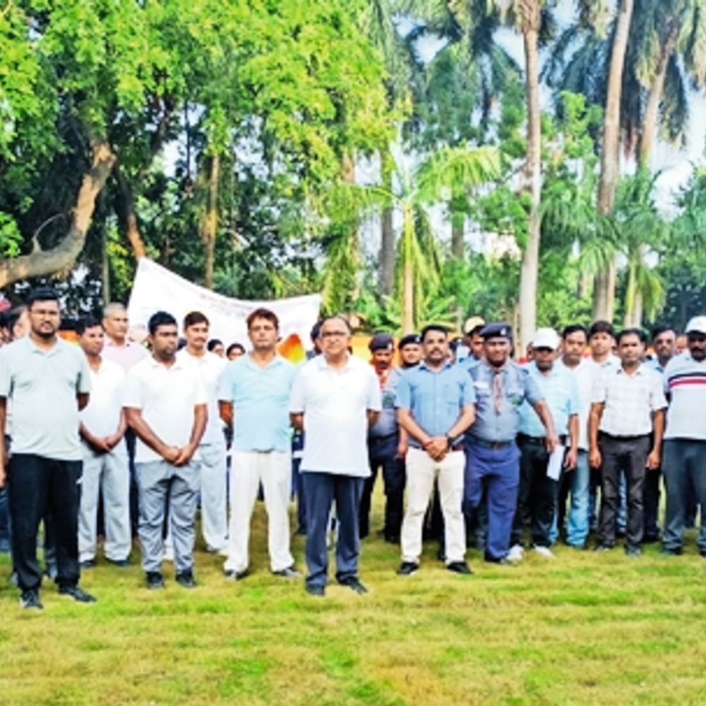 प्रभातफेरी के साथ पौधरोपण कर स्वच्छ और हरित रेल का संकल्प