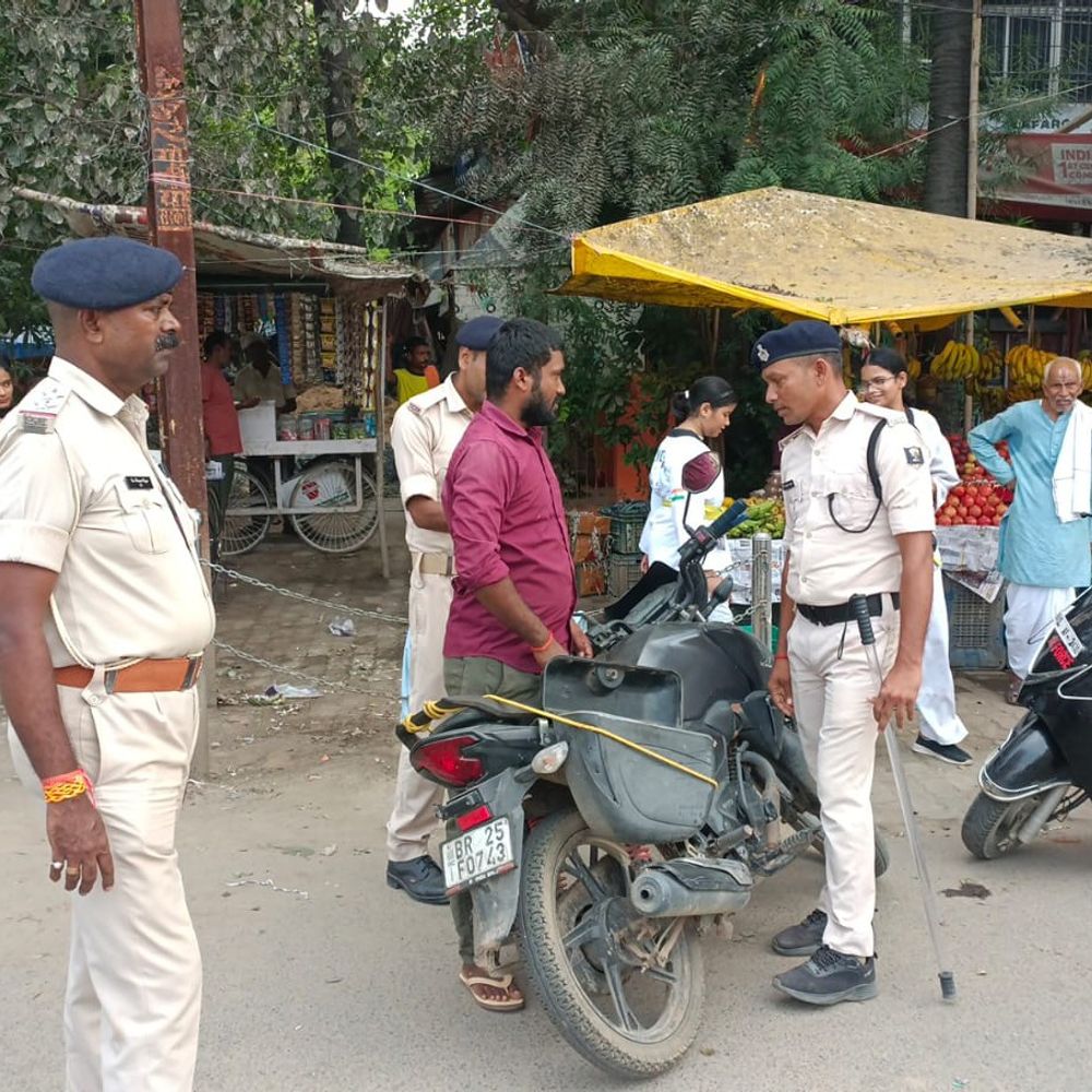 जहानाबाद में पुलिस का वाहन चेकिंग अभियान:कागजात-हेलमेट की जांच; नियम तोड़ने वालों से जुर्माना वसूला