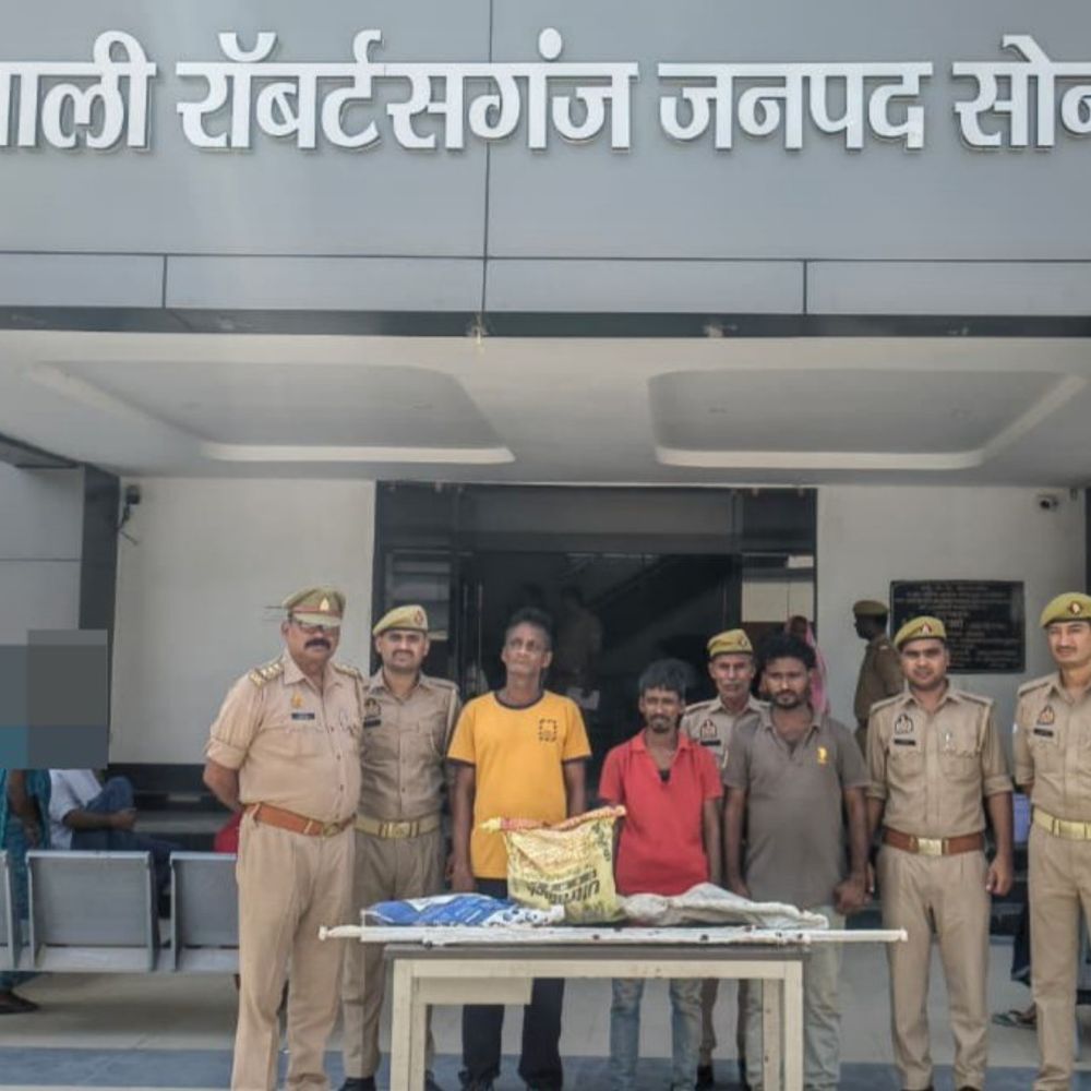 चोरी का माल खरीदने वाला कबाड़ी समेत तीन गिरफ्तार:पुलिस ने 25 किलो लोहा और वारदात में इस्तेमाल ऑटो बरामद किया