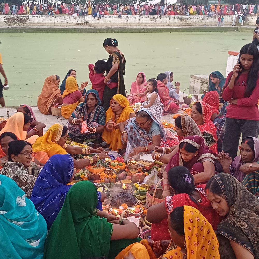 चंदौली में जितिया व्रत श्रद्धा और आस्था के साथ मनाया:महिलाओं ने पुत्रों की लंबी उम्र के लिए निर्जला व्रत रखा, मंदिरों में की पूजा