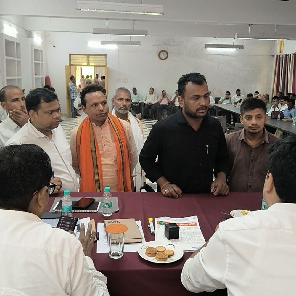 मऊ में डीएम ने सुनीं 111 शिकायतें,11का मौके पर निपटारा:संपूर्ण समाधान दिवस में 9 मामलों में संयुक्त टीमें भेजीं, अधिकारियों को दिए निर्देश