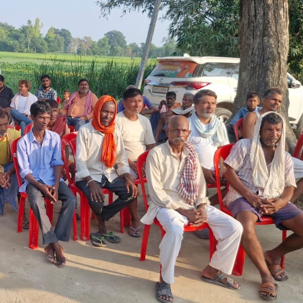 बलिया जनपद में जन चौपाल:विरेंद्र पाठक ने ग्रामीणों की समस्याएं सुनीं, योजनाओं के बारे में बताया