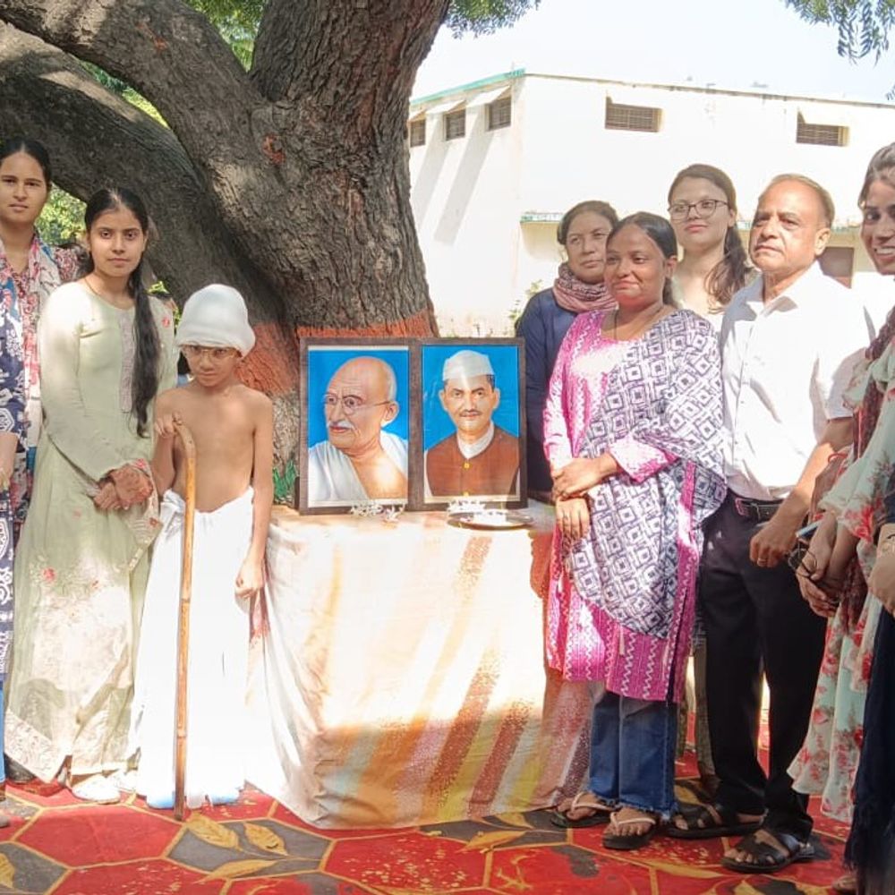 शाहपुर में गांधी-शास्त्री जयंती समारोह:ध्वजारोहण और माल्यार्पण के साथ मनाई जयंती, छात्राओं ने प्रस्तुत किए देशभक्ति गीत