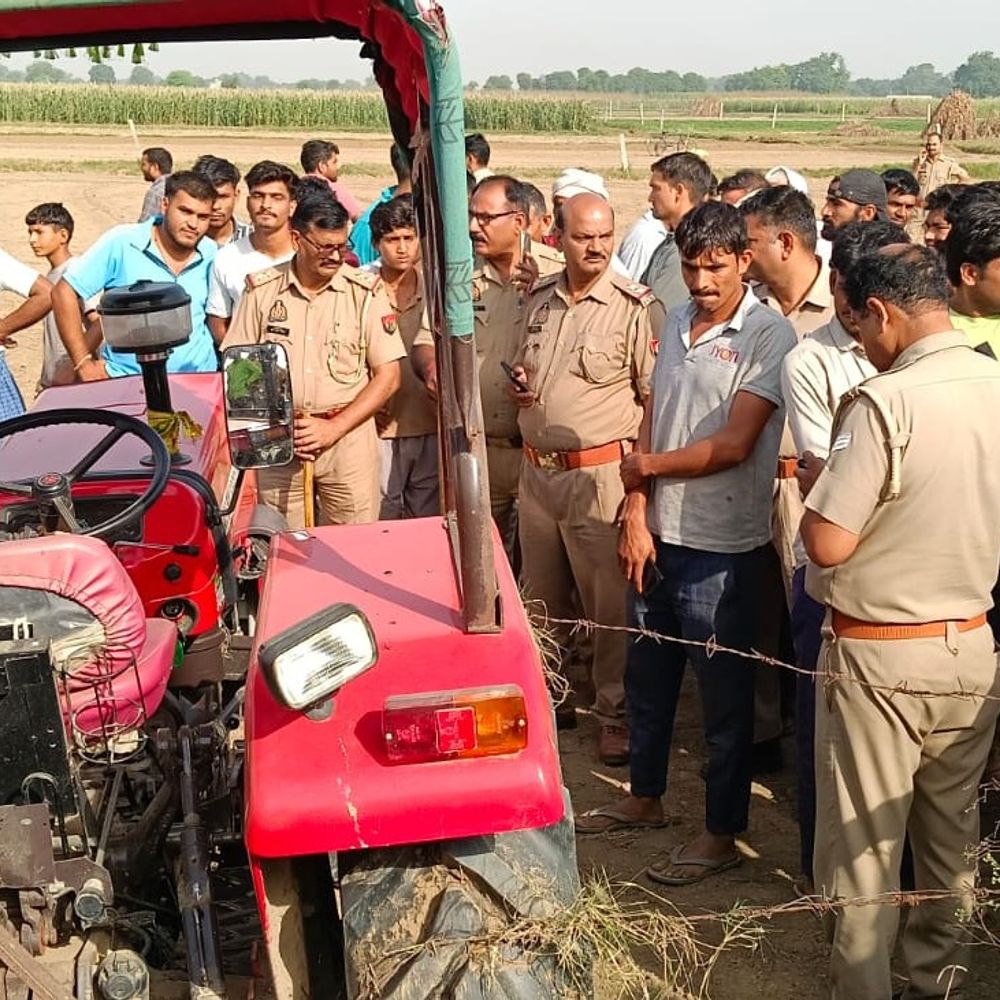 खेत में ट्रैक्टर कल्टीवेटर के नीचे मिला किसान का शव:हाथरस में जमीन विवाद में परिजनों ने हत्या का शक जताया, मौके से डंडा-सरिया बरामद