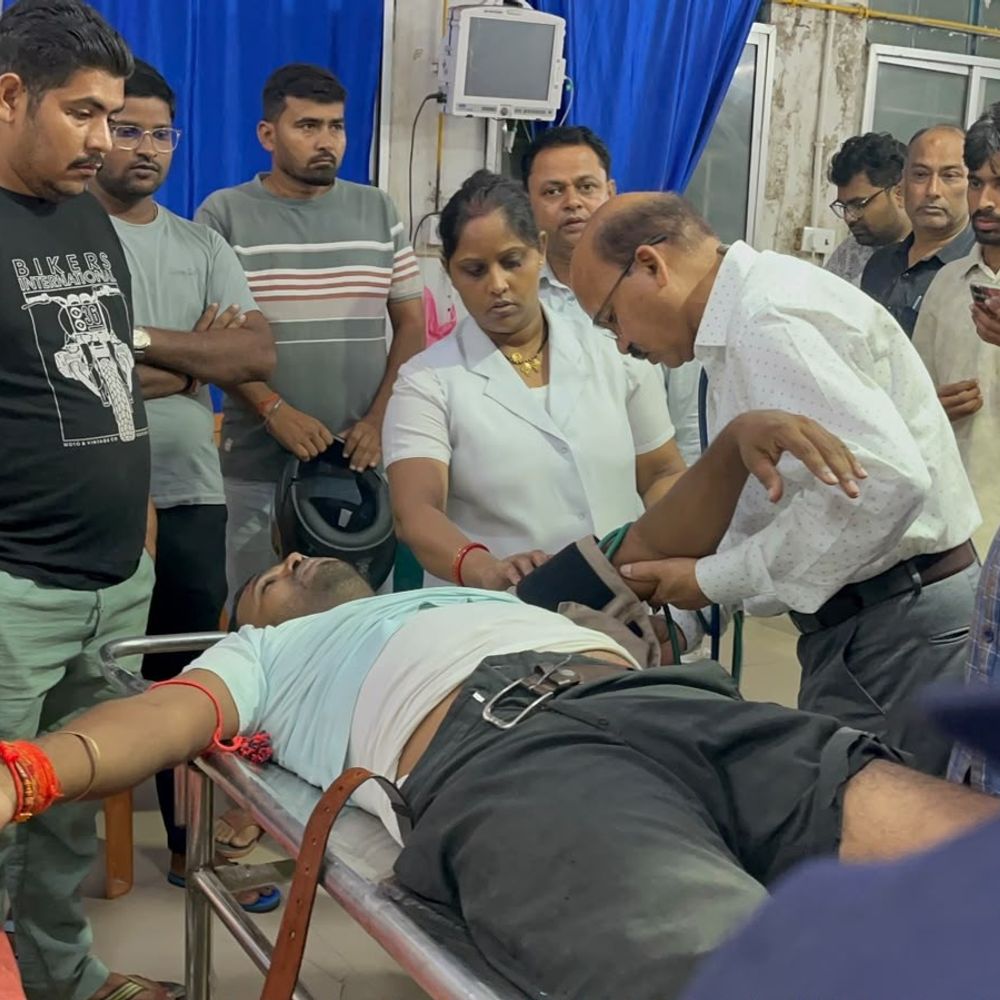 ADM की स्कॉर्पियो ने बाइक सवार कंपाउंडर को मारी टक्कर;घायल:परिजन ने सदर अस्पताल में स्कॉर्पियो घेरी, पुलिस से हुई नोकझोंक