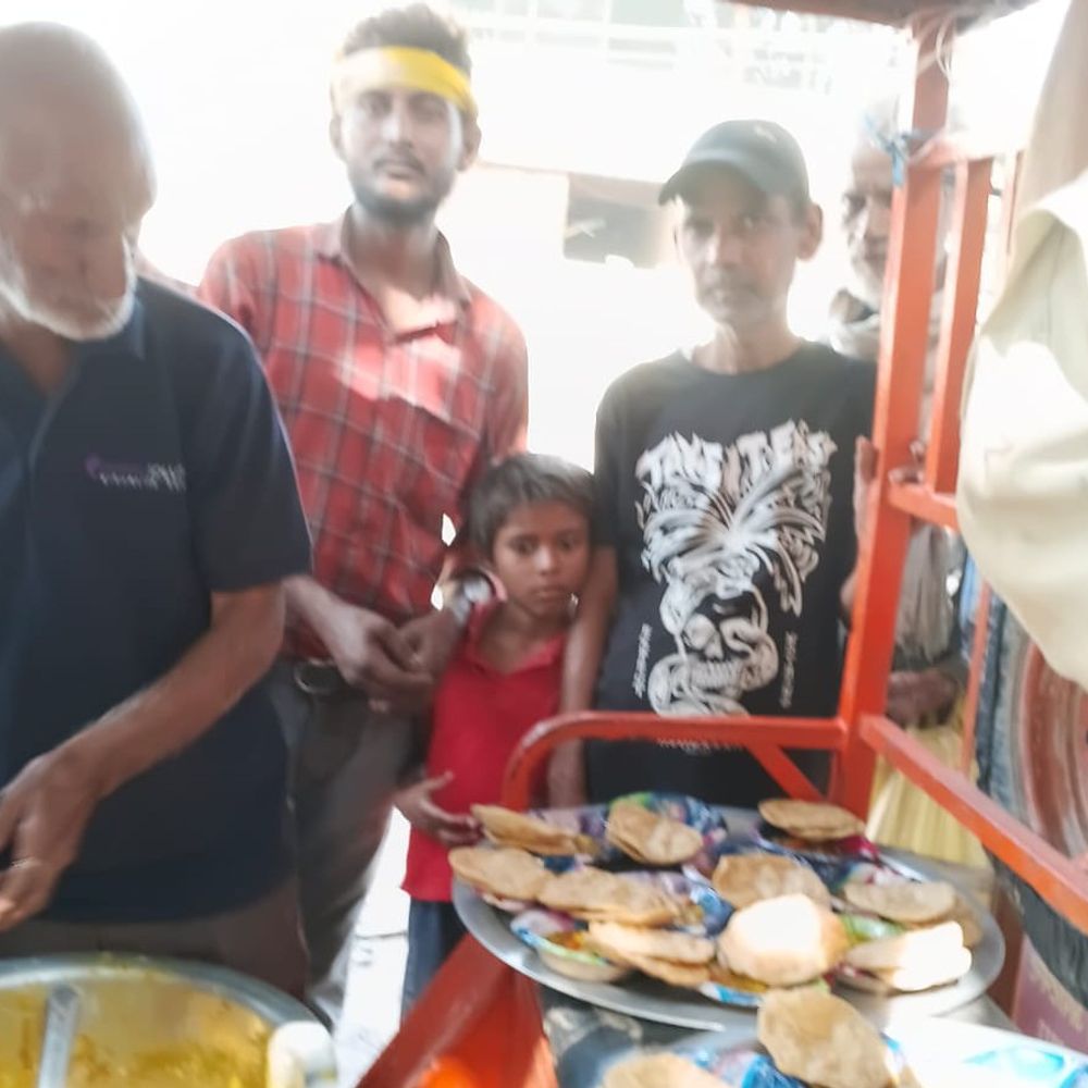 श्री श्याम रसोई में सेवा:किदवई नगर में राहगीरों को बांटी पूड़ी-सब्जी, समिति ने बताया सेवा का उद्देश्य