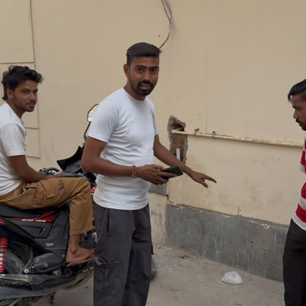 बेटे के जन्म मिठाई खरीदने आया, बाइक ले उड़े चोर:फाजिल्का के राजन कक्कड़ अस्पताल के बाहर से हुई वारदात, CCTV में दिखा चोर