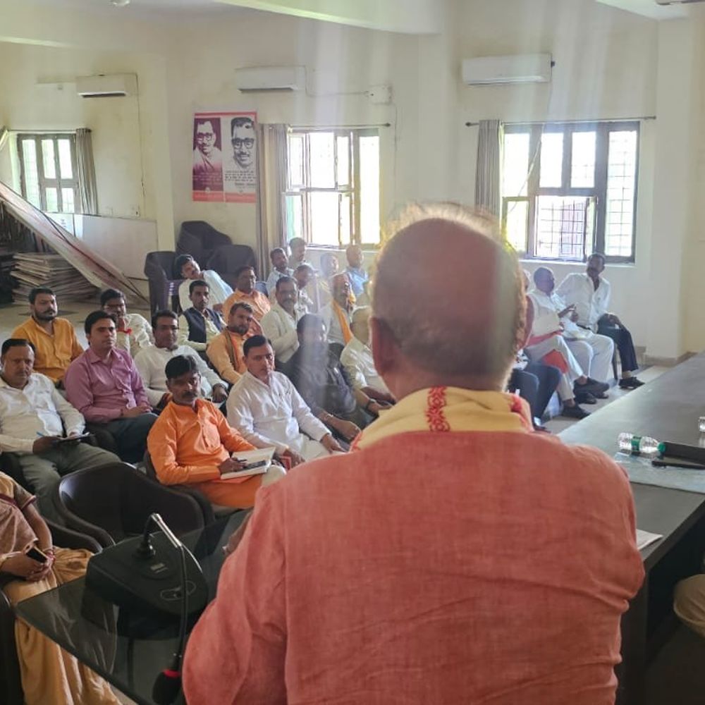 महोबा में भाजपा ने स्नातक एमएलसी चुनाव के लिए रणनीति:8 बूथों के लिए प्रभारी बनाए, घर-घर संपर्क करने की अपील