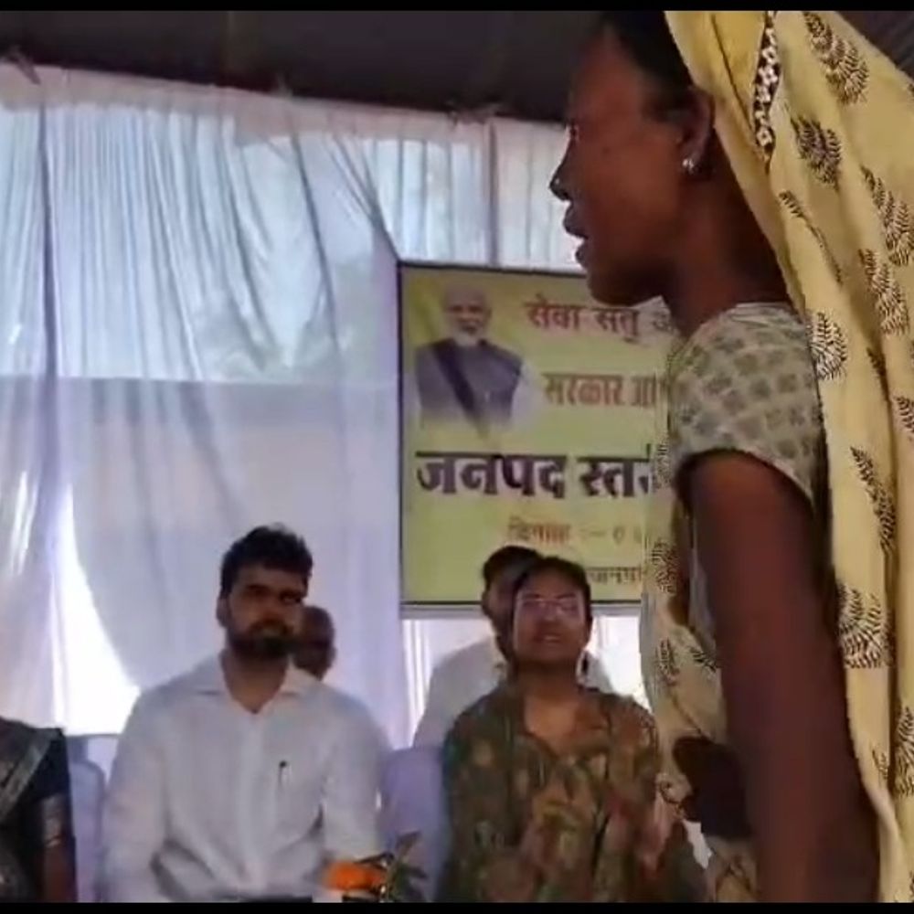 कैंप में महिला ने कलेक्टर की टेबल पर फेंके कागज:श्योपुर में पति की मौत को 8 साल बीते, संबल योजना की सहायता राशि नहीं मिली