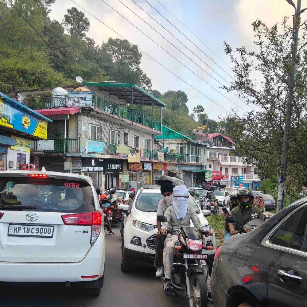 कसौली में VIP मूवमेंट से बढ़ा ट्रैफिक:राज्यपाल का काफिला निकला, पीछे सड़क पर लगा लंबा जाम; घंटों फंसे रहे वाहन