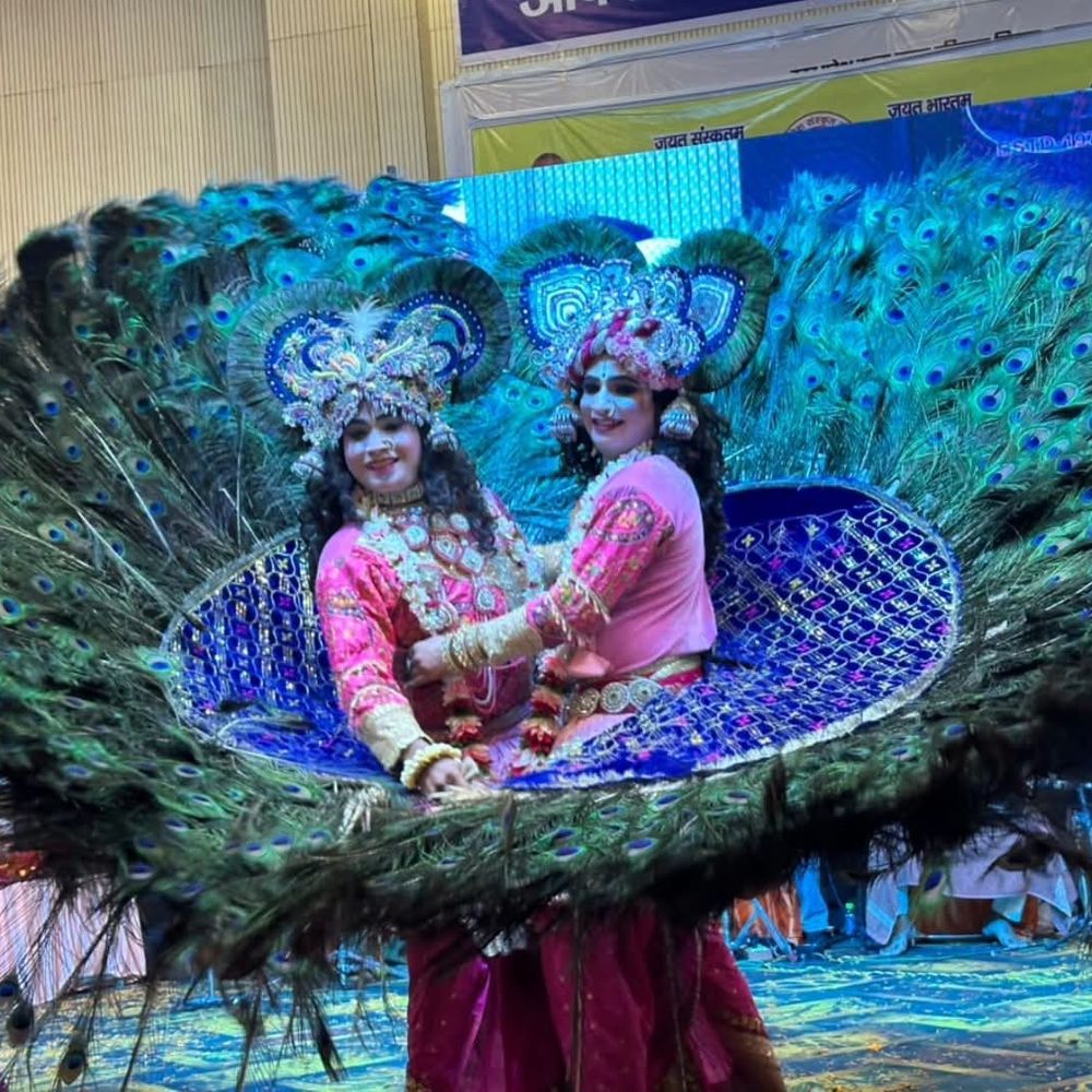 सहारनपुर में रासलीला में भक्ति रस में डूबे श्रद्धालु:जीआईसी सभागार वृंदावन जैसा दिखा, राधे-कृष्ण के जयघोष हुआ